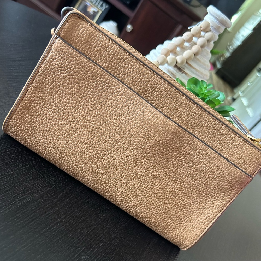Tory Burch Brown Leather Blake Slim Crossbody/Pouch with Gold Accent NWT - Picture 2 of 7